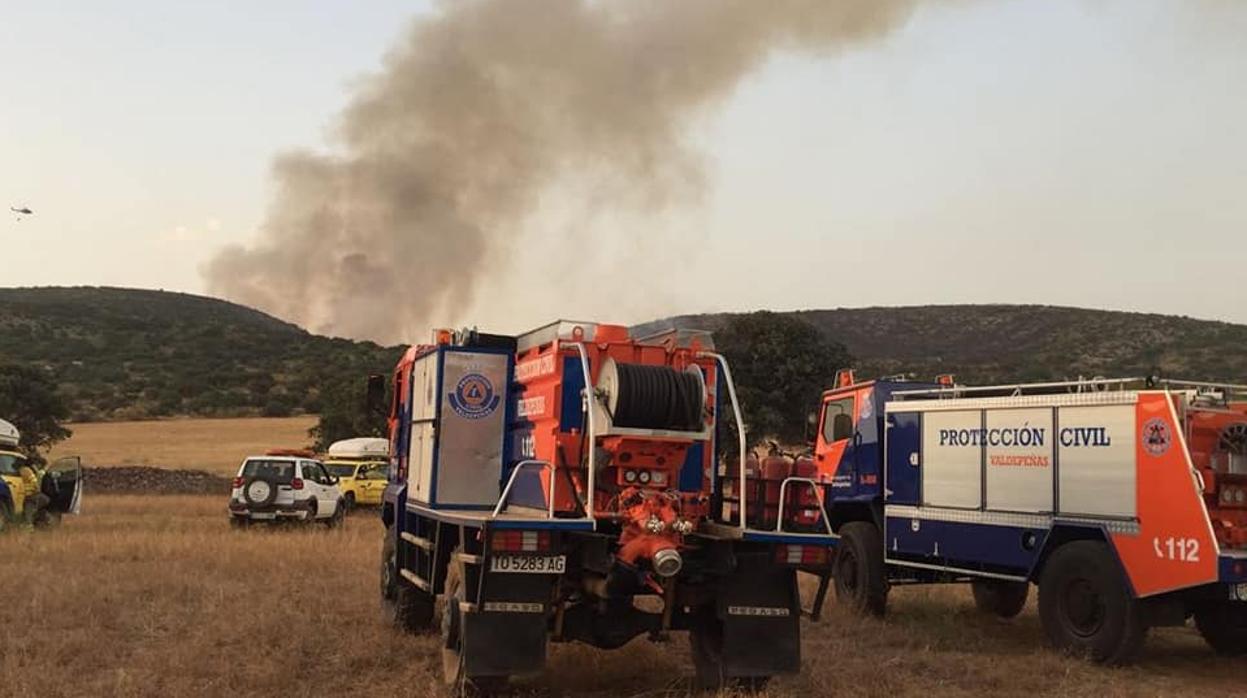 Efectivos del Infocam y de Protección Civil durante la extinción del incendio