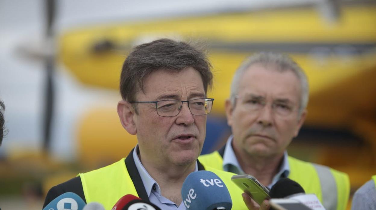 Imagen de Ximo Puig en el aeropuerto de Castellón declarando a la prensa