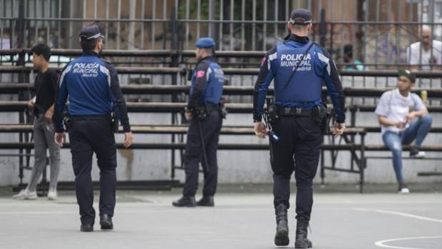 Raja la cara a un joven en un bar y se marcha para coger una escopeta