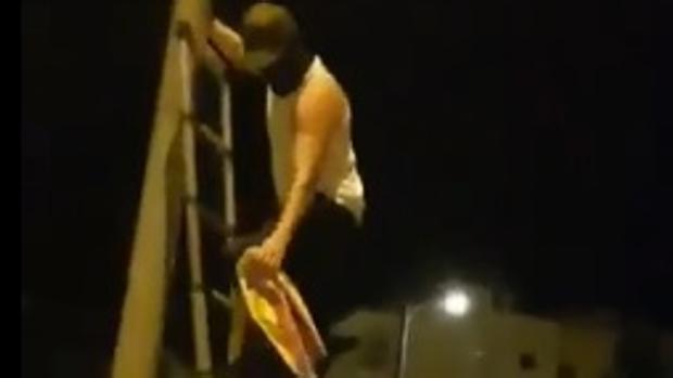 Detenido un hombre por amenazar con un cuchillo a dos personas mientras arrancaba esteladas y lazos amarillos