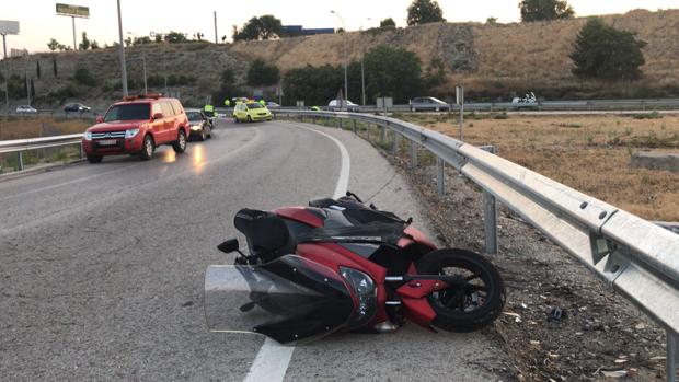 Un joven muere y su hermano resulta herido grave en un accidente de moto en la A-3