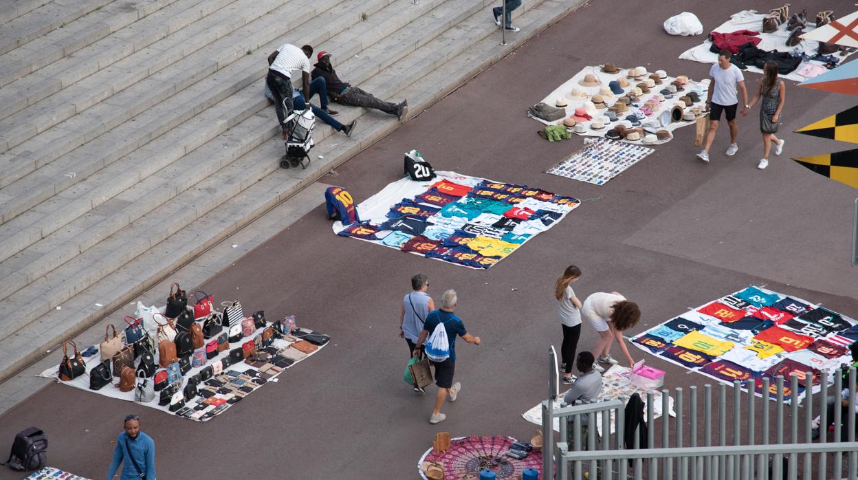 Imagen de venta ambulante en el centro de Barcelona