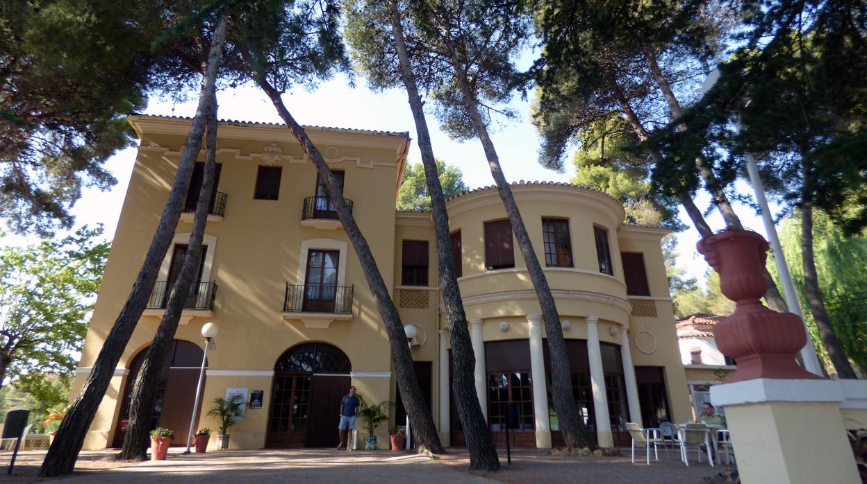 Fachada del hotel El Prat, en Lucena del Cid