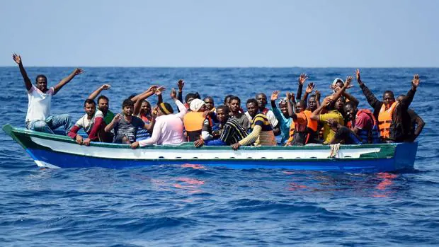Varios inmigrantes siendo rescatados para ser llevados abordo del barco de rescate Aquarius