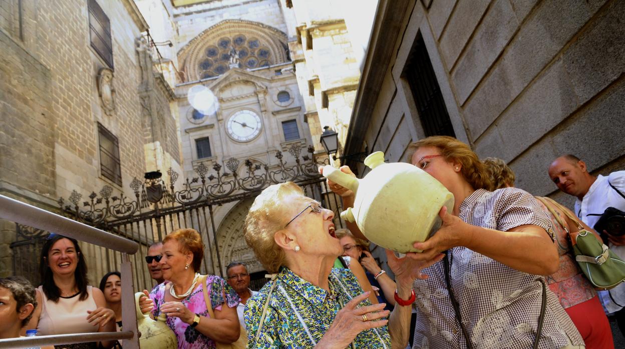 Este miércoles, en el Claustro de Toledo, se podrá beber agua de la Virgen en los botijos