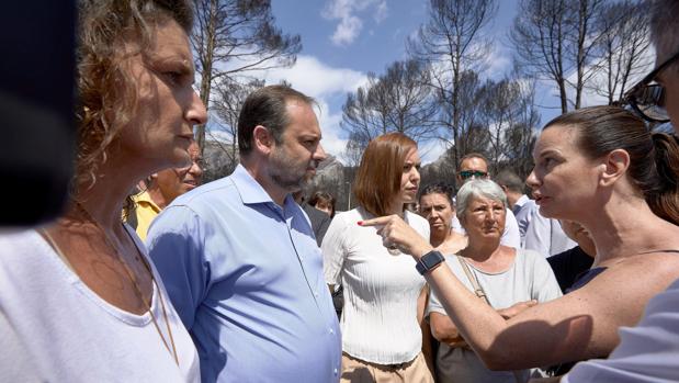 Afectados del incendio, a Ábalos: «Mírenos a los ojos y comprométase a dar ayudas»