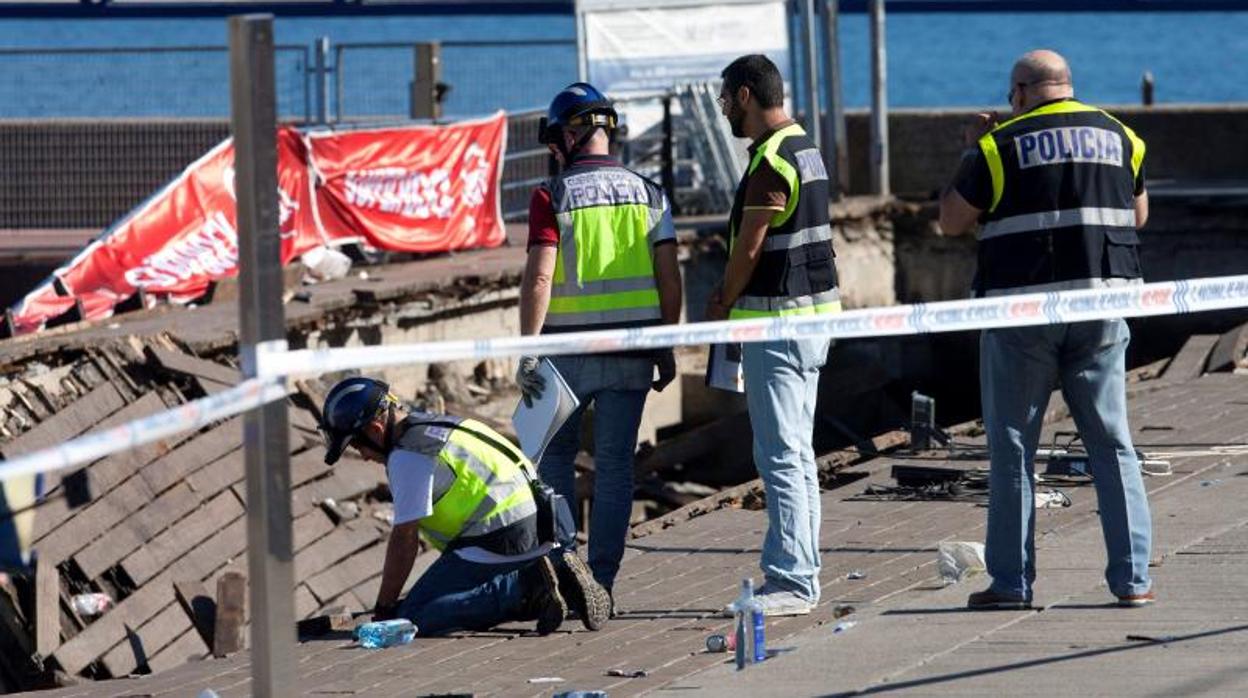 Efectivos de la Policía Científica, este martes en el lugar del muelle hundido