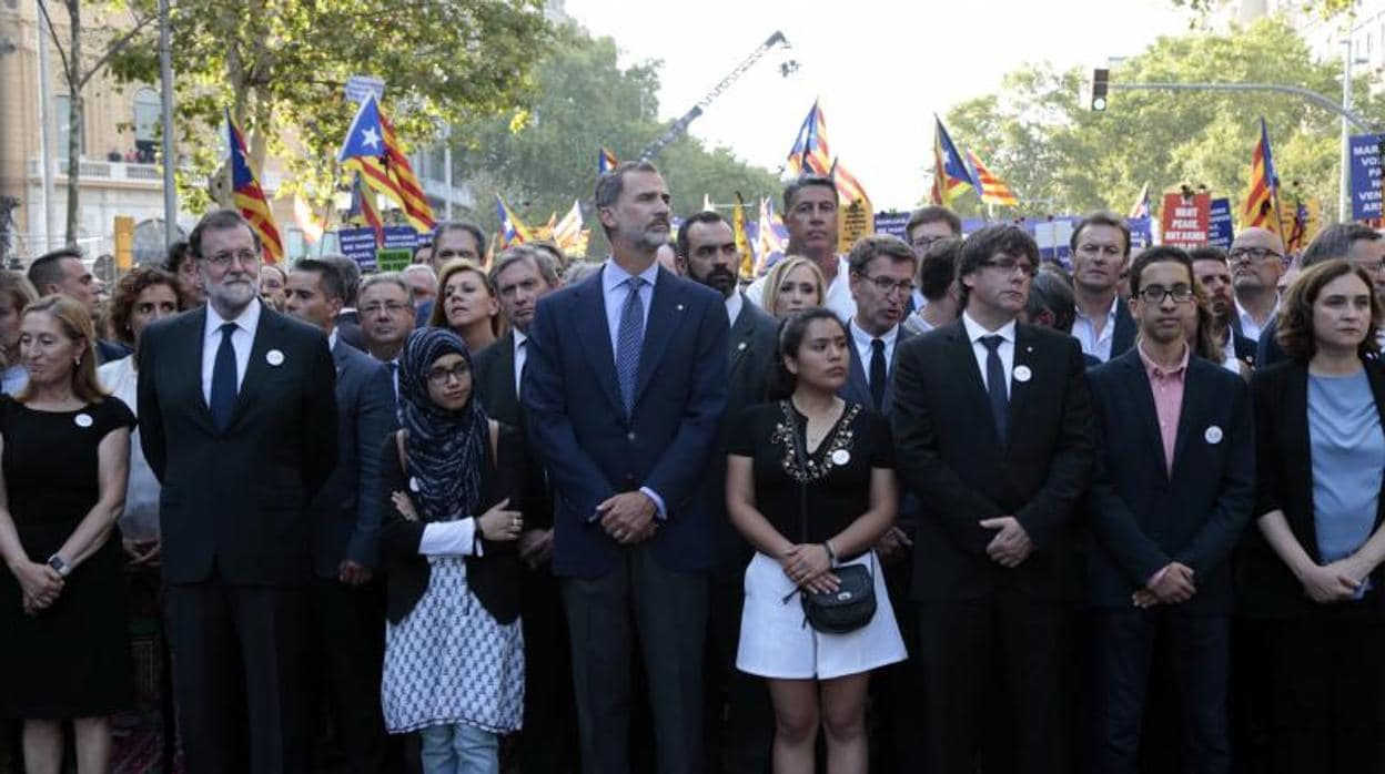El Rey, Rajoy, Puigdemont y Colau encabezaron lel 26-A la marcha tras los atentados en Barcelona