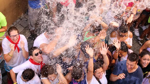 Peñafiel se baña en agua al grito de «Chúndara»