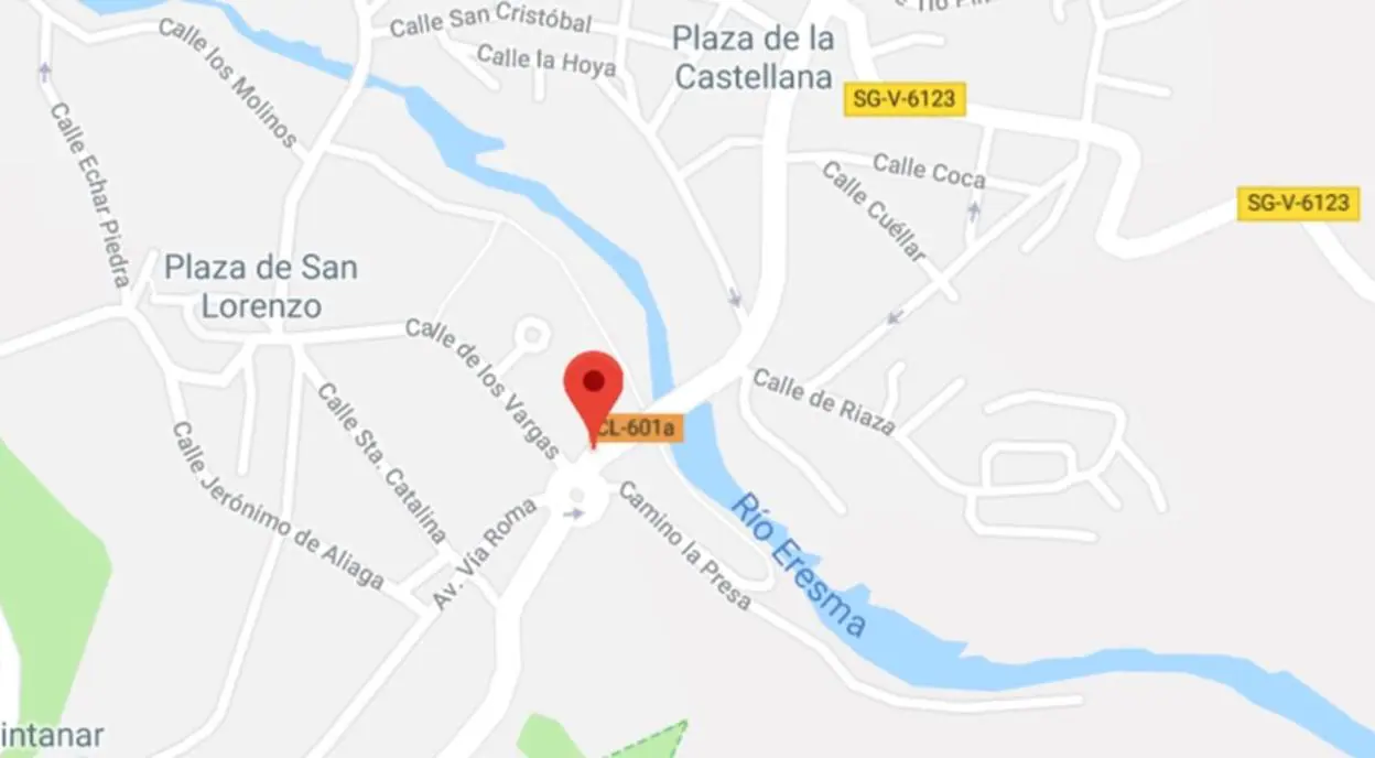 Cuatro heridos al colisionar un autobús contra turismos estacionados en Segovia