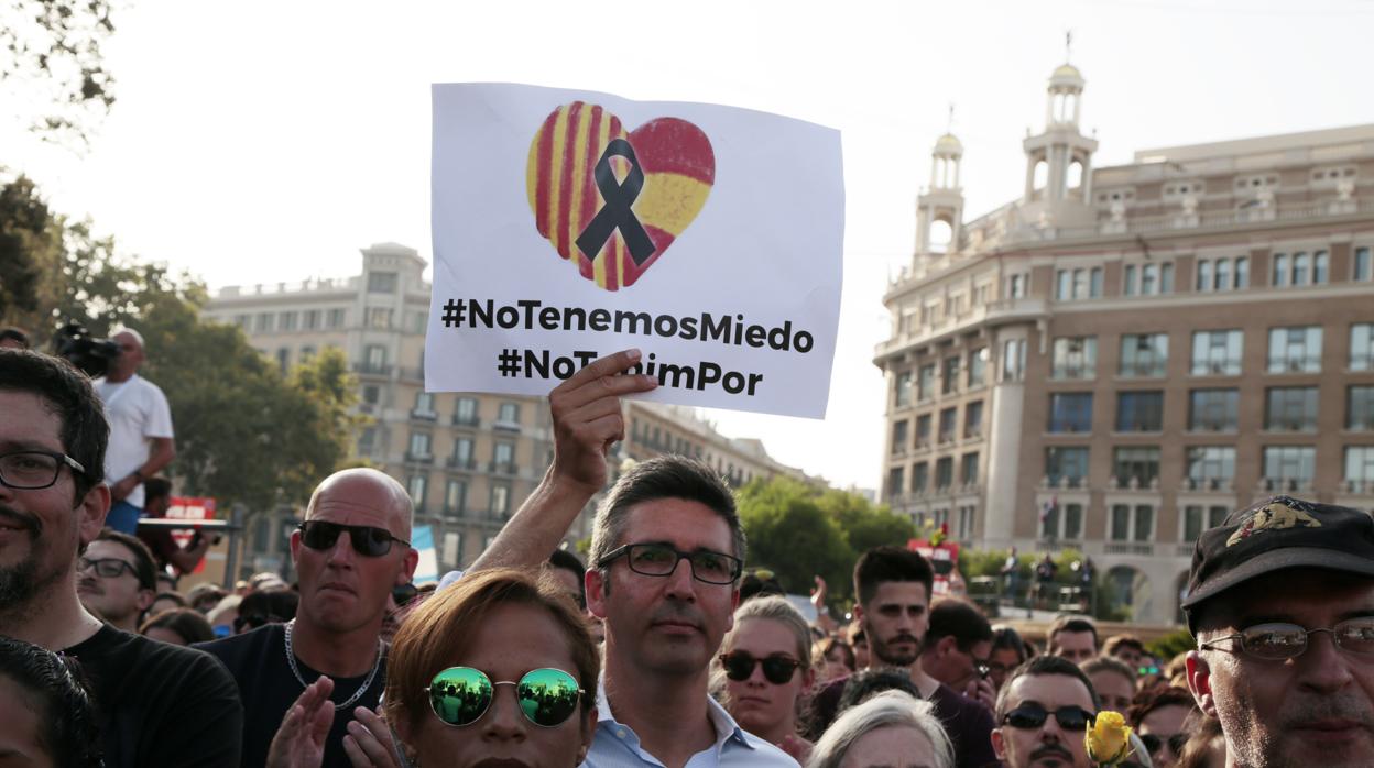 Los manifestantes muestran carteles en repudia al yihadismo durante la marcha contra los atentados