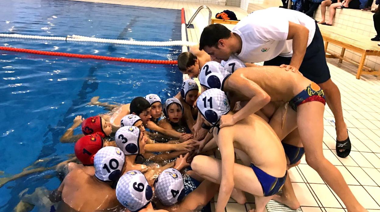 El equipo benjamín de waterpolo del CNW Majadahonda, en un entrenamiento