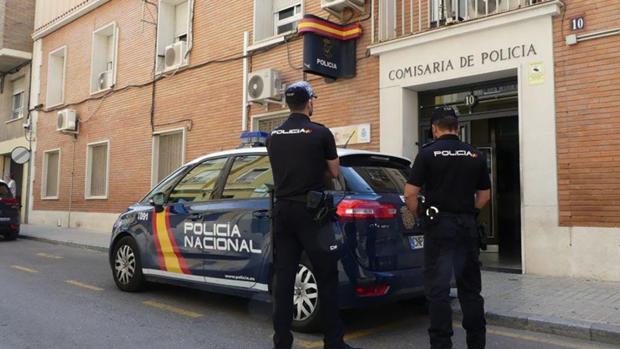 Rescatan a un matrimonio nonagenario de un edificio en llamas en Alcoy