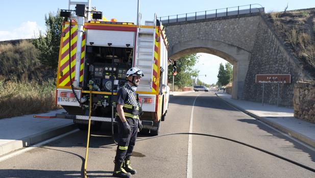 Un tren provoca un incendio con varios focos en la entrada de Salamanca capital