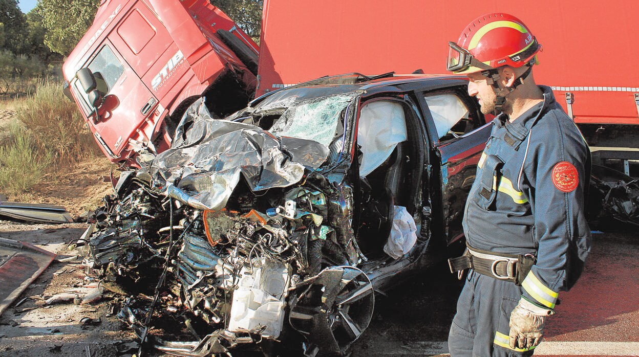Los dos vehículos implicados en el accidente registrado en Fuentes de Oñono (Salamanca)