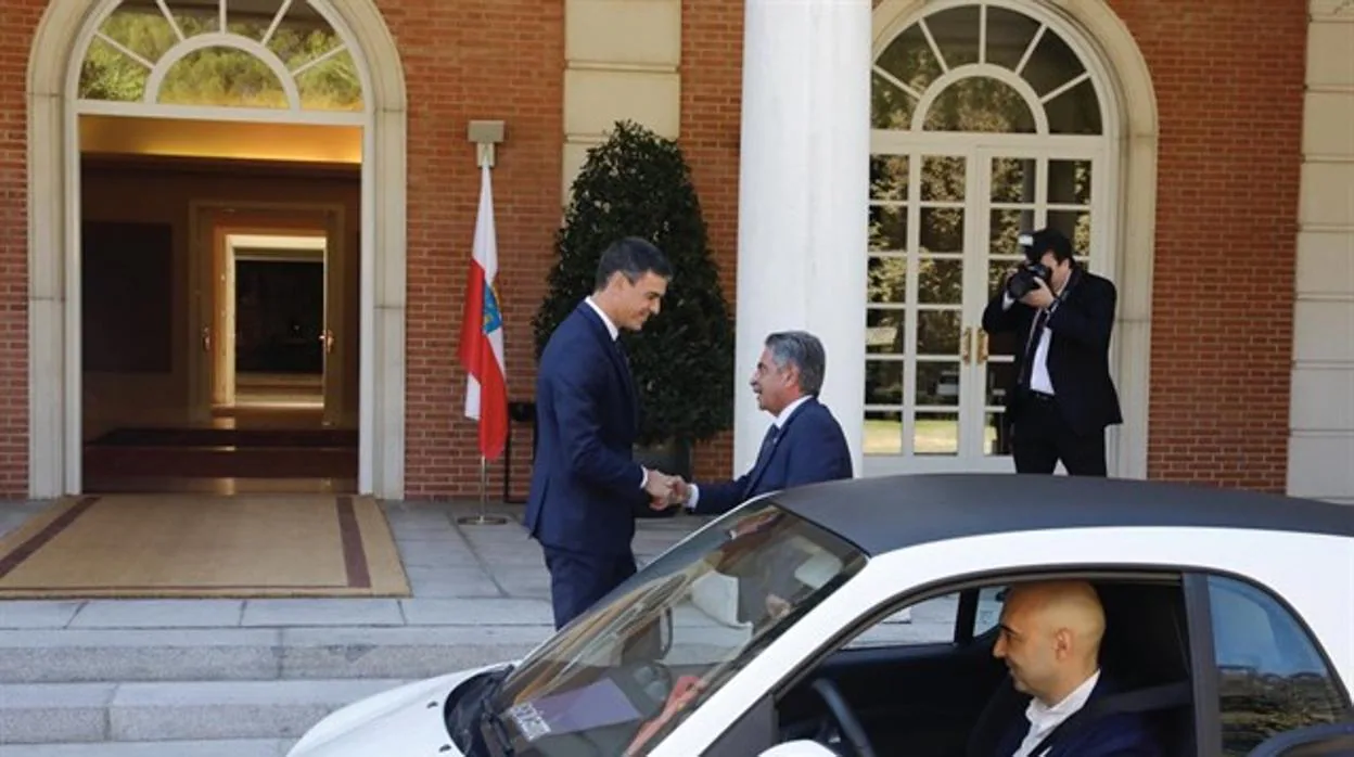 El presidente de Cantabria, Miguel Ángel Revilla, llega en el coche de un amigo al Palacio de la Moncloa, en su reunión con Pedro Sánchez el pasado mes