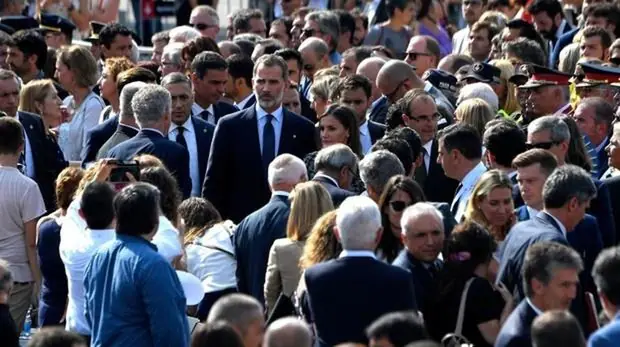 El Rey acompaña a las víctimas del 17-A en Barcelona y otras cinco noticias para estar informado
