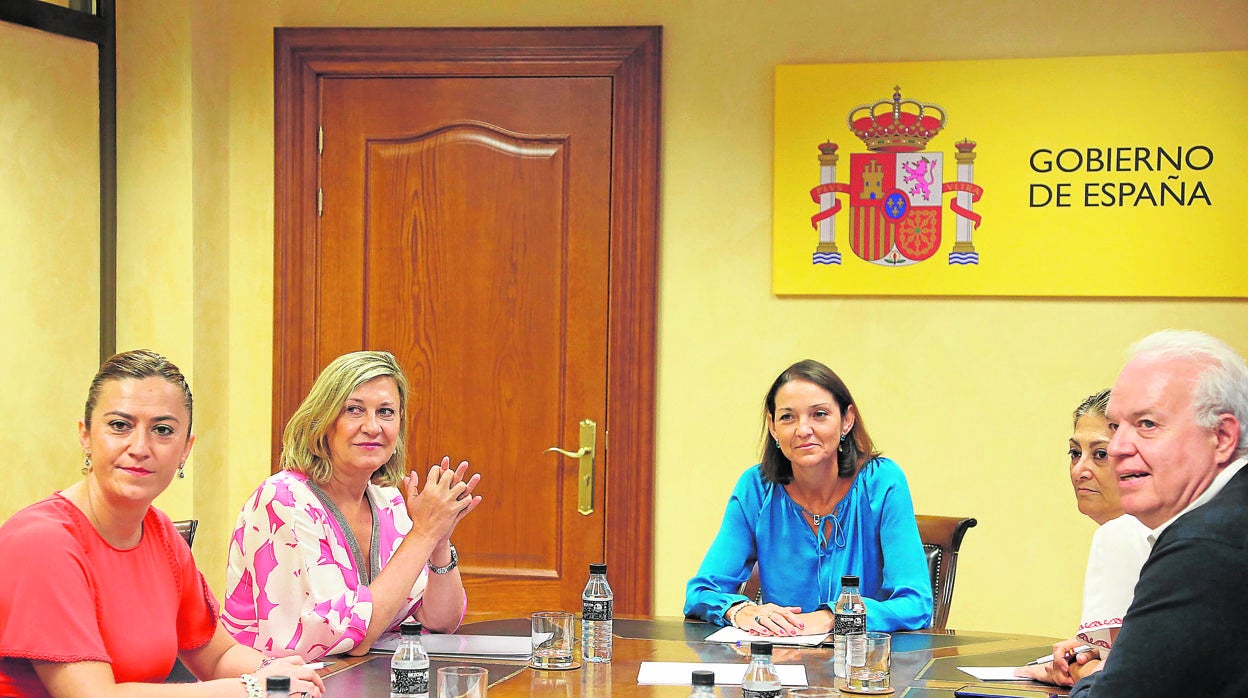 Virginia Barcones, Pilar del Olmo y Reyes Maroto, durante la reunión celebrada en Valladolid