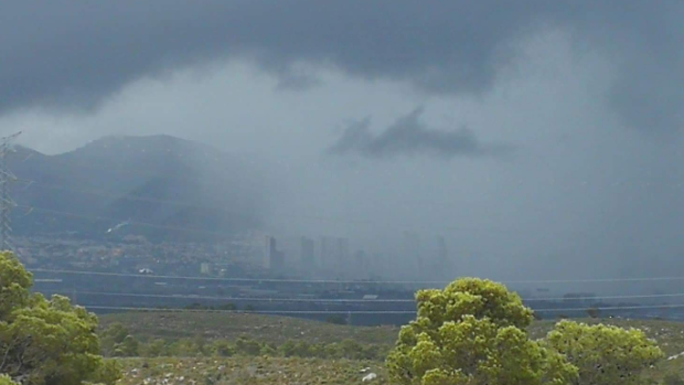 Varias tormentas de gota fría dejan trombas de agua en el interior de Alicante