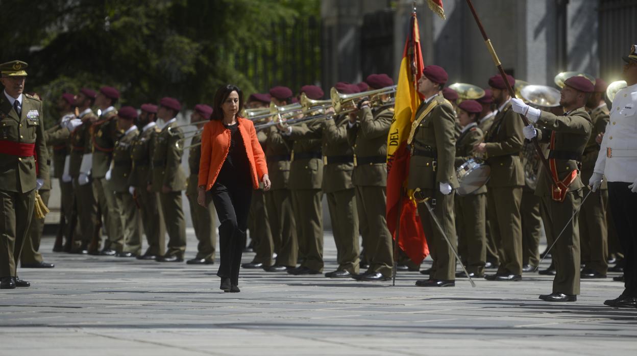 María Dolores de Cospedal traspasa su cartera del Ministerio a Margarita Robles