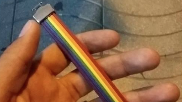 Denuncia una agresión homófoba por llevar una pulsera arcoiris en Peñíscola