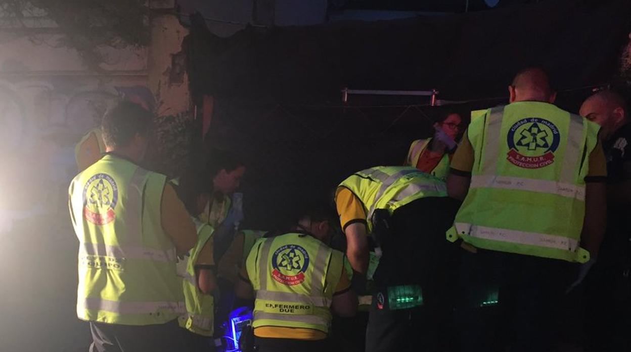 Servicios de emergencias atienden a un varón de 31 años herido en la calle Convenio, Puente de Vallecas