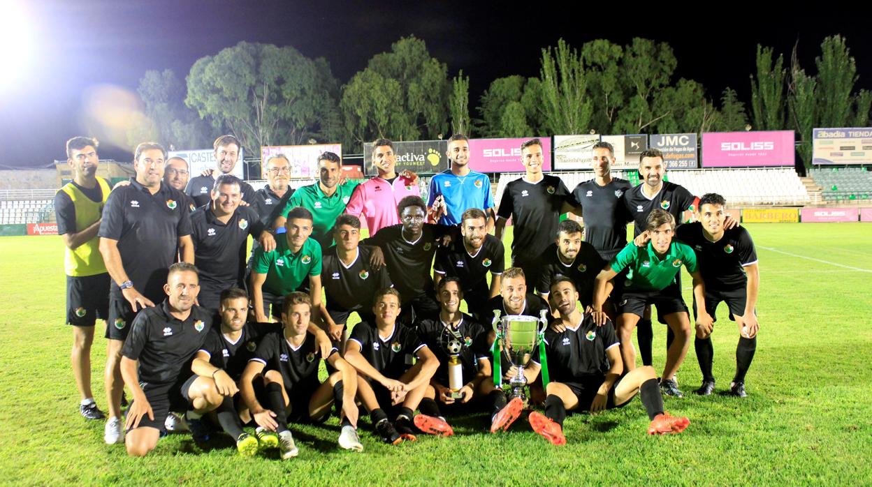 El Cacereño, con el trofeo de campeón