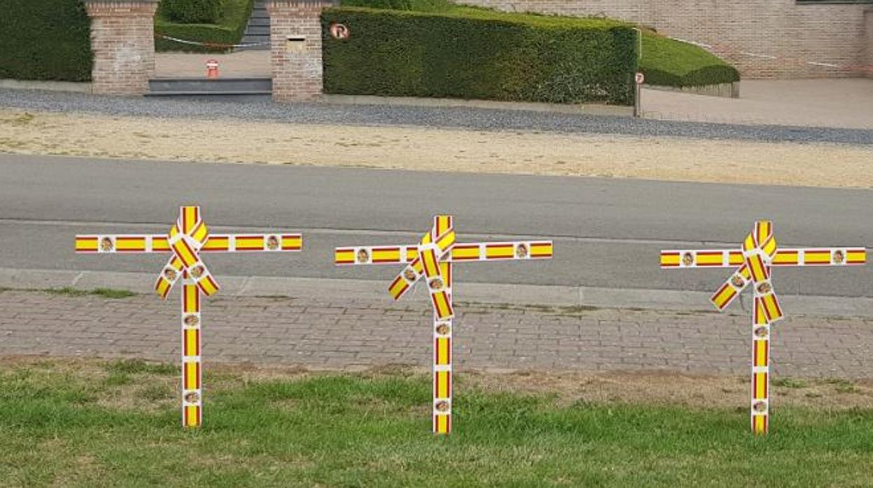 Imagen de las cruces frente a la casa de Puigdemont