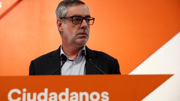 Ciudadanos llama a la rebelión y seguirá «limpiando» las calles de lazos