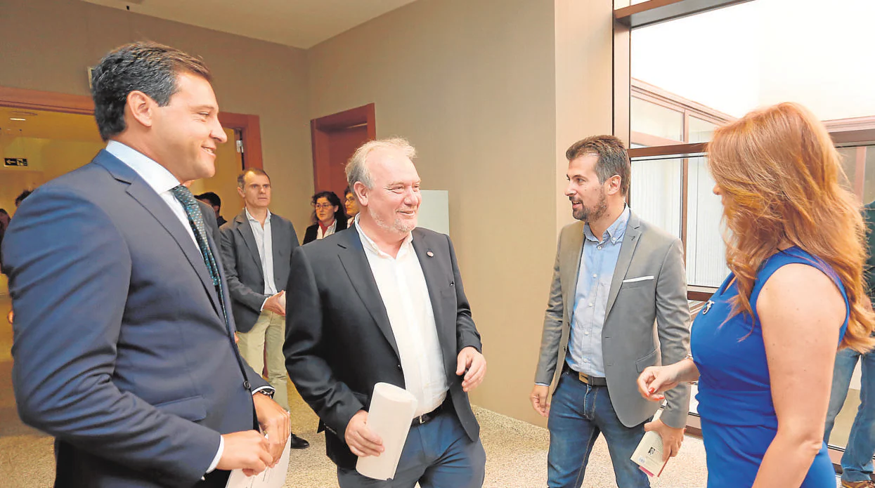 Raúl de la Hoz (PP), José Francisco Martín y Luis Tudanca (PSOE), con la presidenta de las Cortes, Silvia Clemente