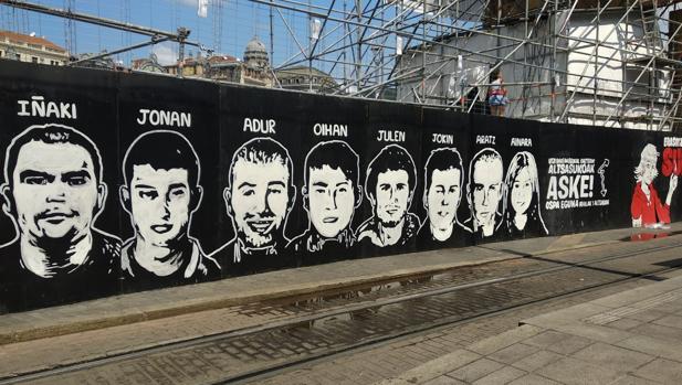 Aparece un mural en apoyo a los condenados de Alsasua en la Semana Grande de Bilbao