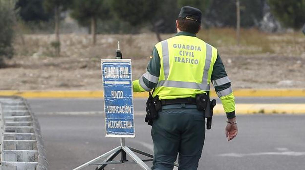 Un agente de la Guardia Civil en un control de tráfico