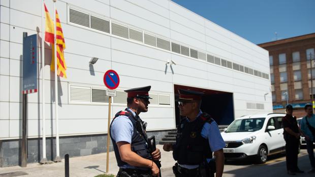 Piden que se condecore a la agente que abatió a tiros al terrorista de Cornellá: «Es una heroína»