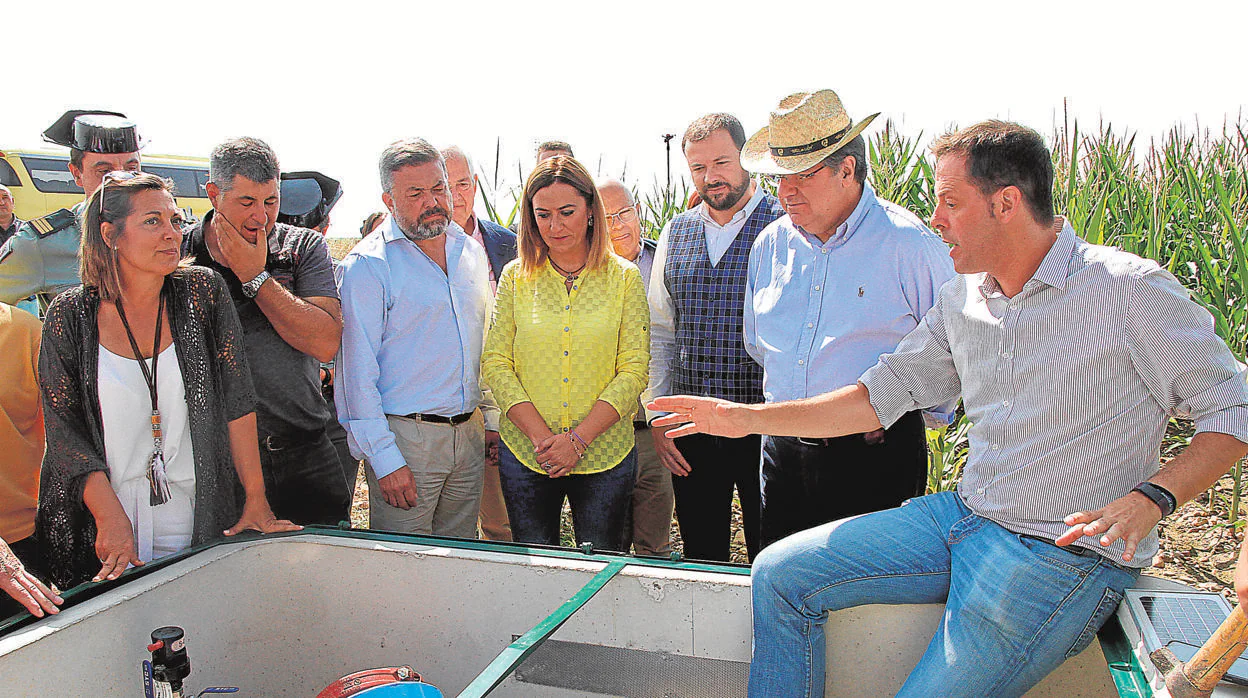 Milagros Marcos, Virginia Barcones y Juan Vicente Herrera, durante su visita al canal del Páramo