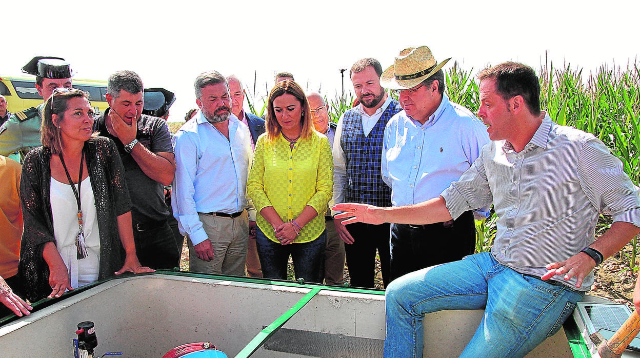 Milagros Marcos, Virginia Barcones y Juan Vicente Herrera, durante su visita al canal del Páramo