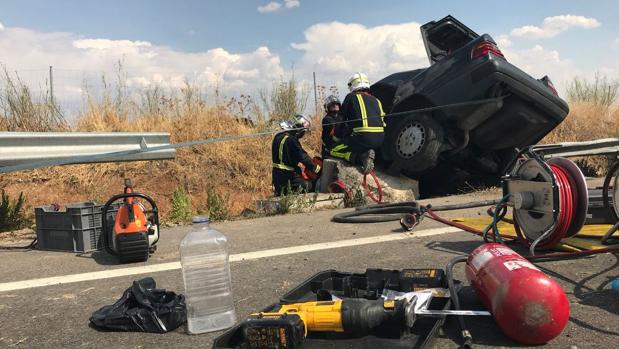 Muere un anciano al chocar su coche con otro en una rotonda en Paracuellos