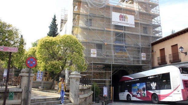 No se permitirá la entrada a vehículos de mercancías y buses no urbanos por la puerta del Cambrón