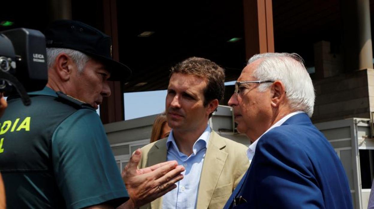 El líder del PP, Pablo Casado, y el presidente de la Ciudad Autónoma, Juan José Imbroda, en el puesto fronterizo de Melilla