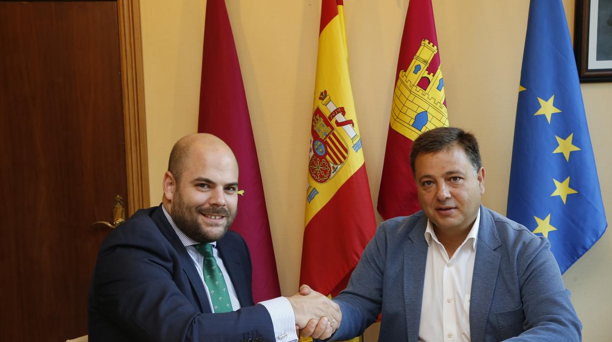 Carlos Prior, de Eurocaja Rural, con el alcalde de Albacete, Manuel Serrano.