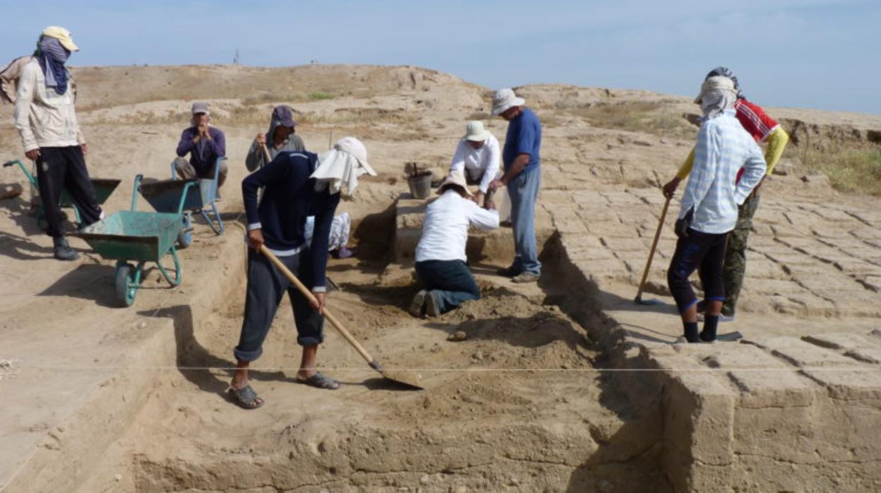 Excavación en los niveles arqueológicos fundacionales Greco-Bactrianos