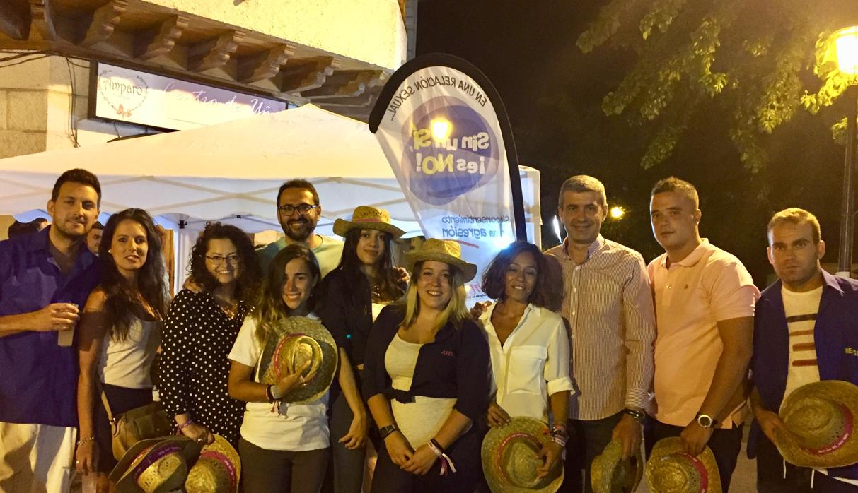 Álvaro Gutiérrez, Charo Navas y Sergio Gutiérrez, junto a un grupo de jóvenes en el punto de encuentro