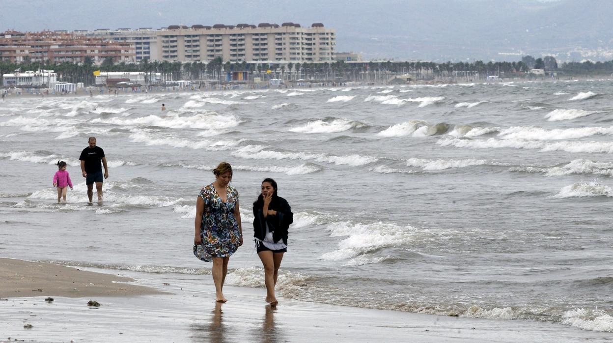 Imagen de archivo de una de las playas de Valencia dónde se han notado las temperaturas