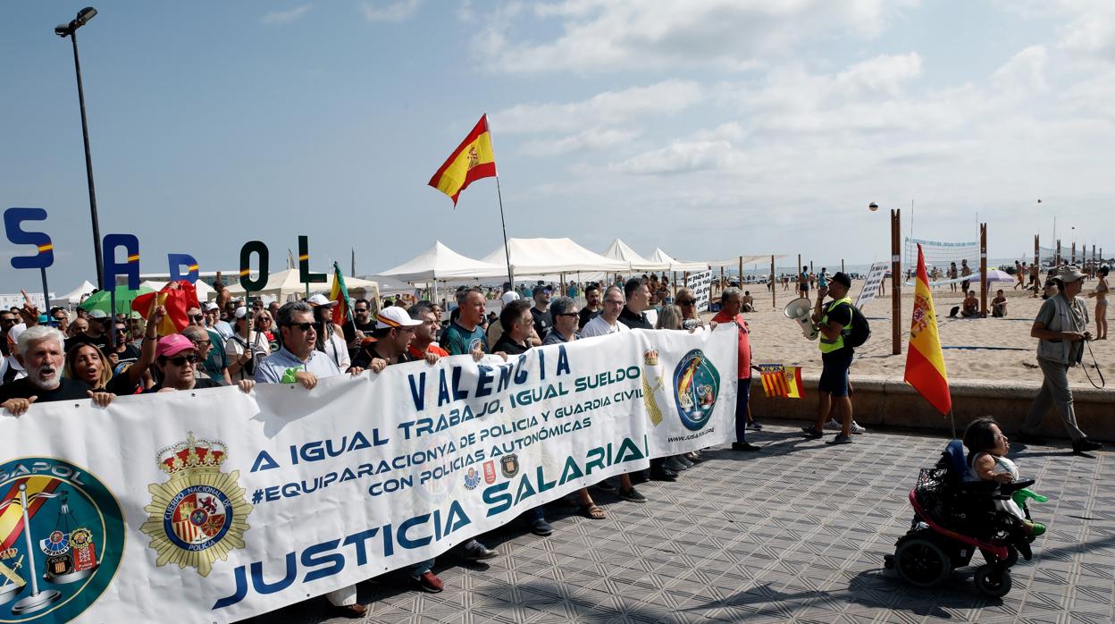 Imagen de la manifestación por la igualdad salarial entre las policías autonómicas y nacionales y la Benemérita en Valencia, esta mañana