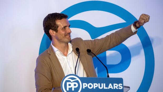 Casado expresa que el Gobierno está a la cola del PP y critica los «bandazos» en la defensa de Llarena