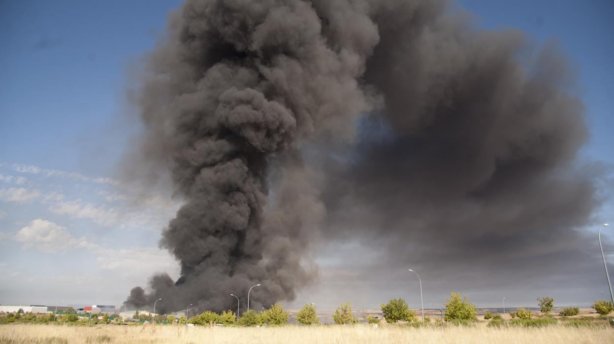 Imagen de la columna de humo que se originó a causa del incendio de Chiloeches