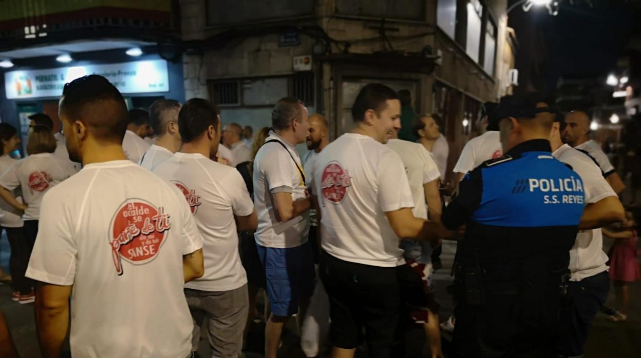 Un grupo de policías fuera de servicio, luciendo la camiseta reivindicativa durante la cabestrada en Sanse