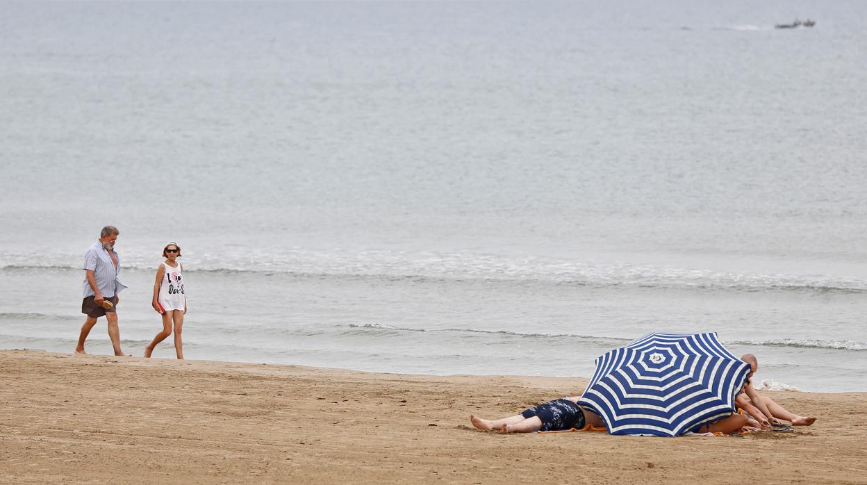 Imagen de gente que disfruta las temperaturas frescas de verano