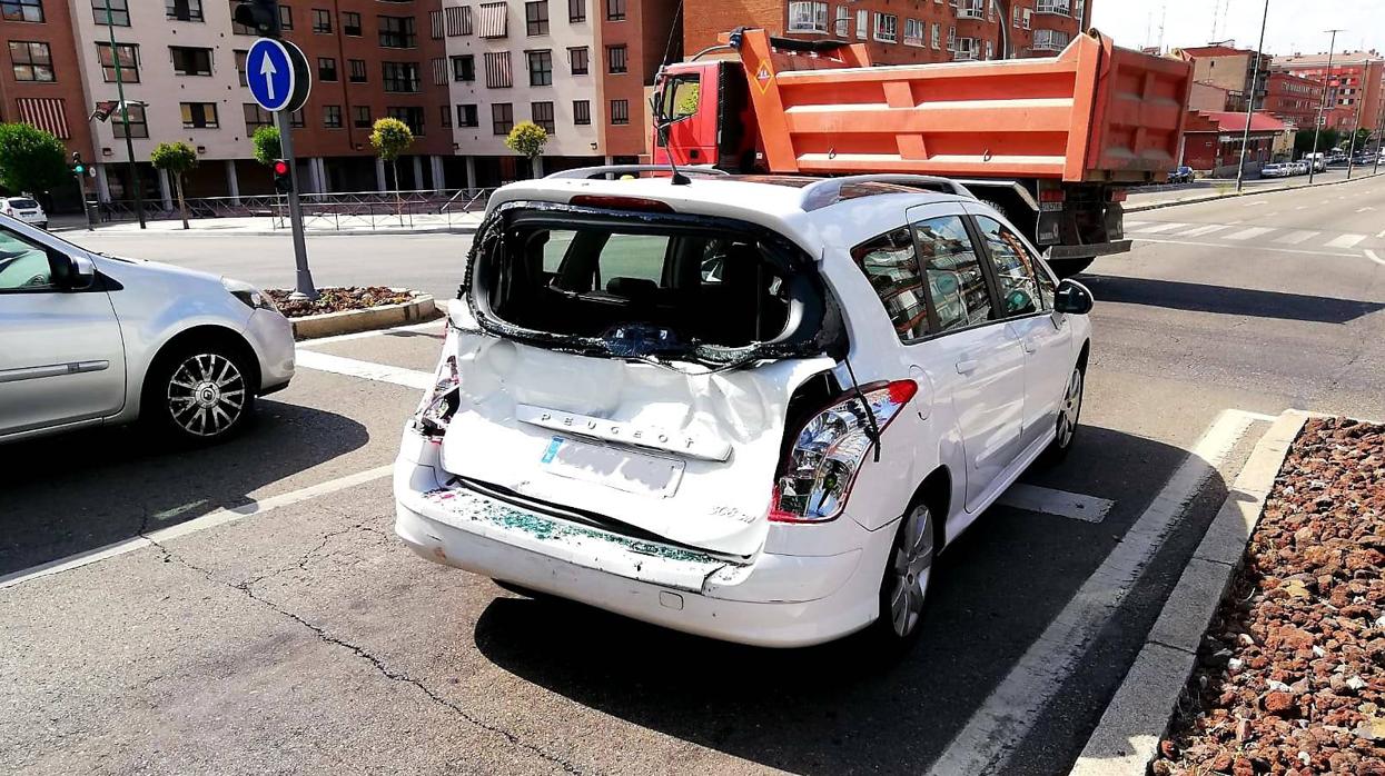 Accidente entre un autobús y un turismo en el paseo Juan Carlos I en el que cinco personas han resultado heridas