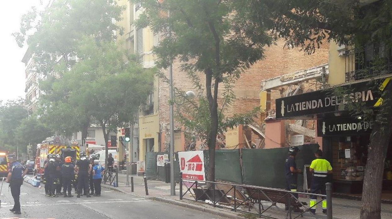 Trece familias desalojadas por la aparición de grietas en un edificio de la calle Alcalá