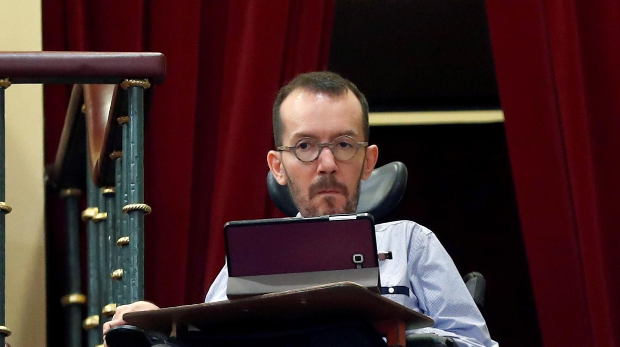 El secretario de Organización de Podemos, Pablo Echenique, en el debate de la moción de censura contra Rajoy